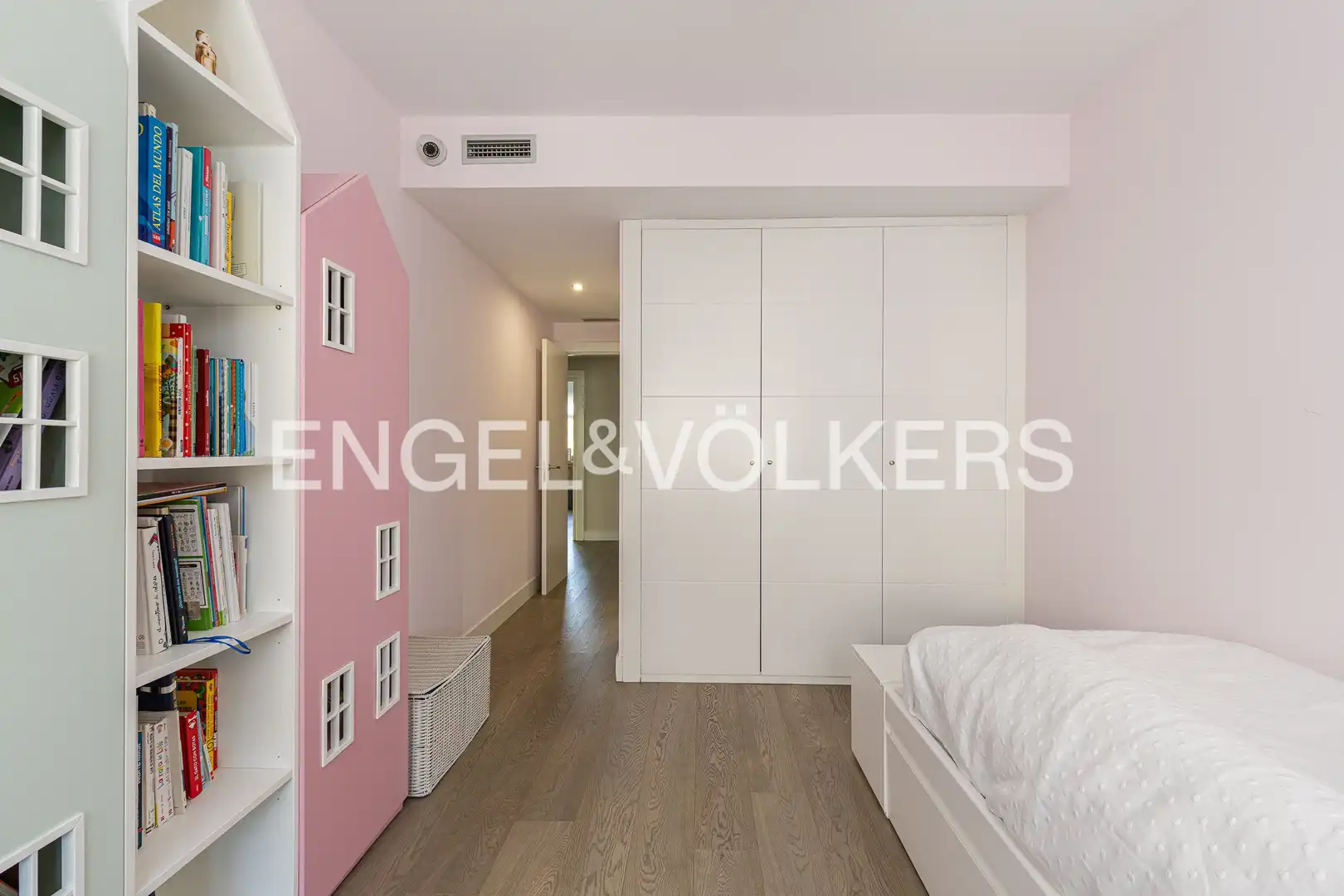 Habitación de Casa adosada en venta en Pozuelo de Alarcón con Aire acondicionado, Calefacción y Jardín privado