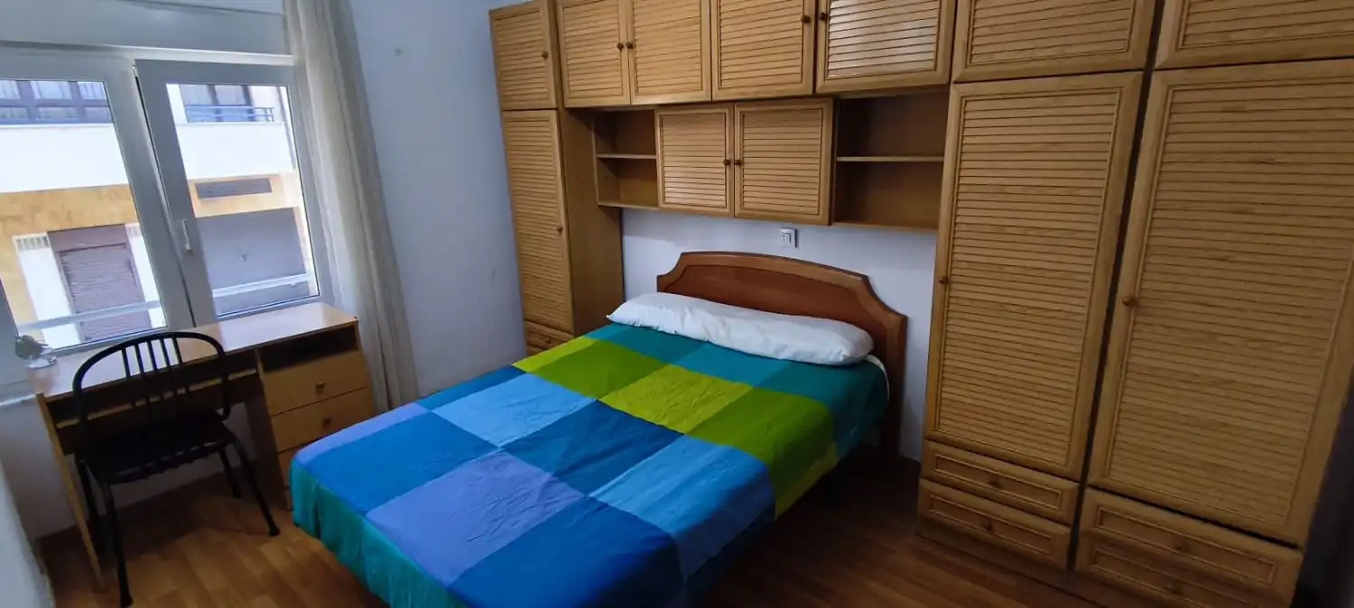 Habitación de Piso en venta en Oviedo  con Calefacción, Trastero y Amueblado