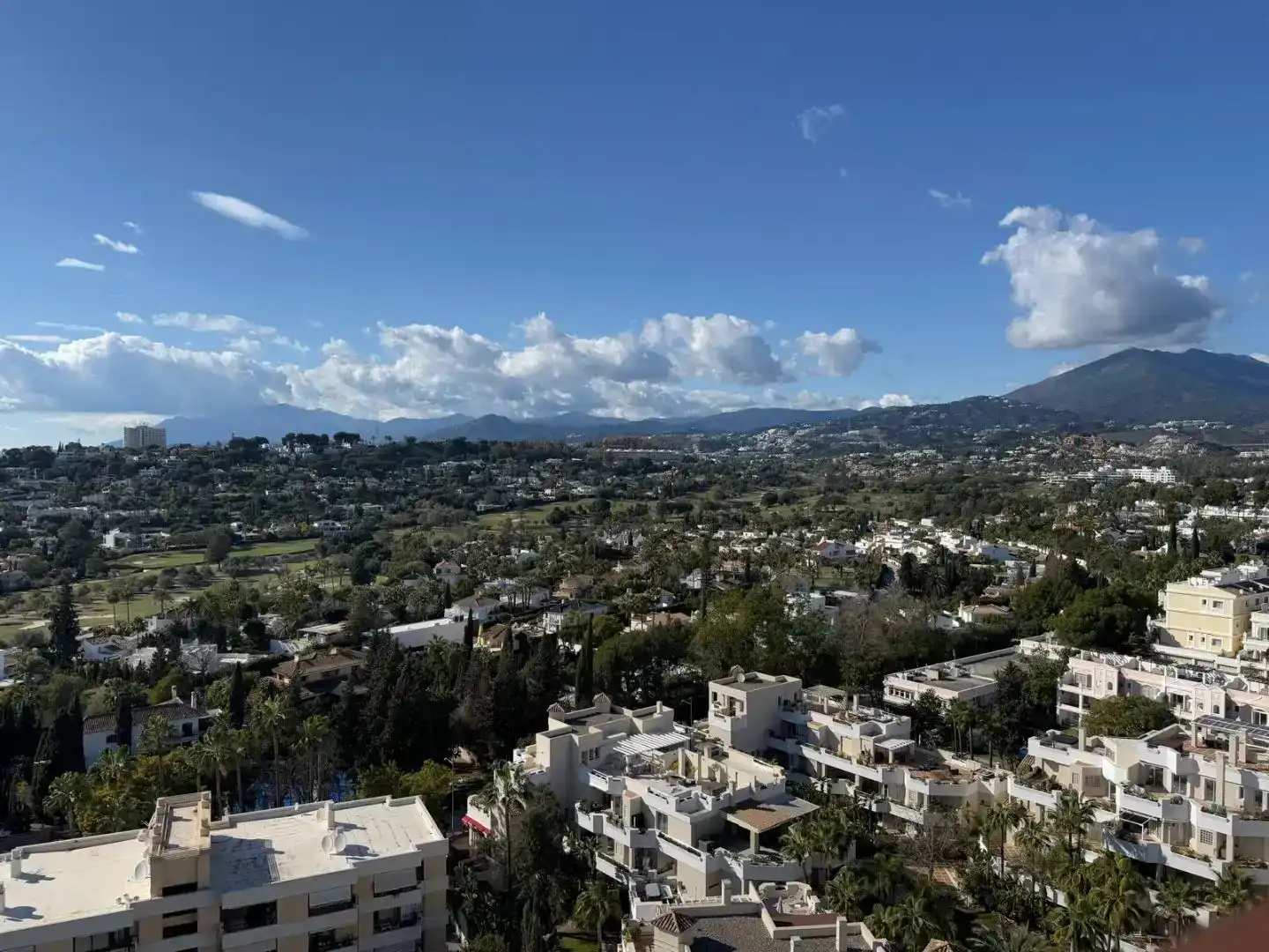 Außenansicht von Wohnung zur Miete in Marbella mit Klimaanlage, Schwimmbad und Möbliert