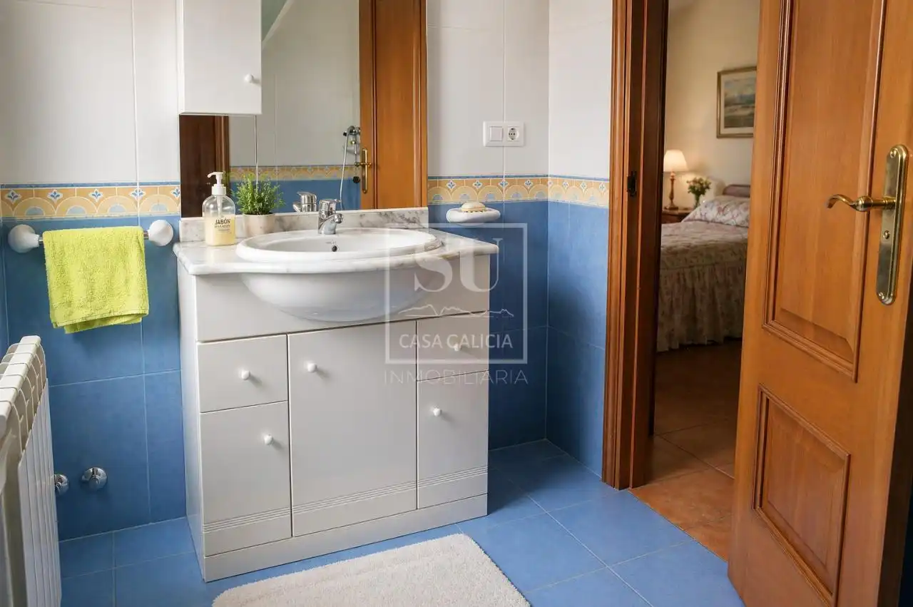 Badezimmer von Haus oder Chalet zum Verkauf in Oia mit Heizung, Privatgarten und Terrasse