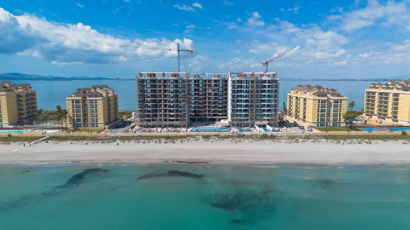 Vista exterior de Àtic en venda en La Manga del Mar Menor amb Jardí privat, Terrassa i Piscina comunitària
