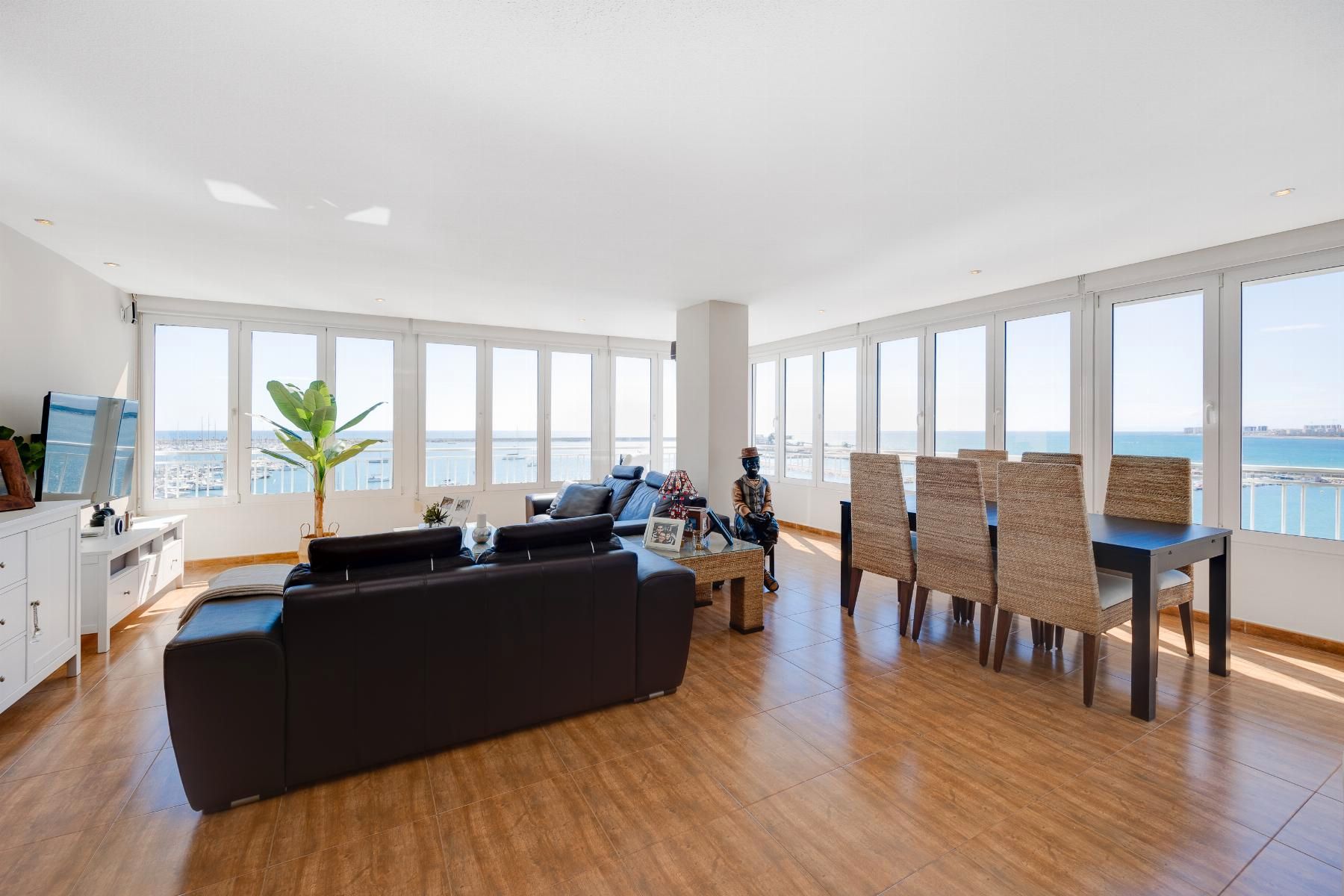 Sala d'estar de Apartament en venda en Torrevieja amb Aire condicionat, Jardí privat i Parquet