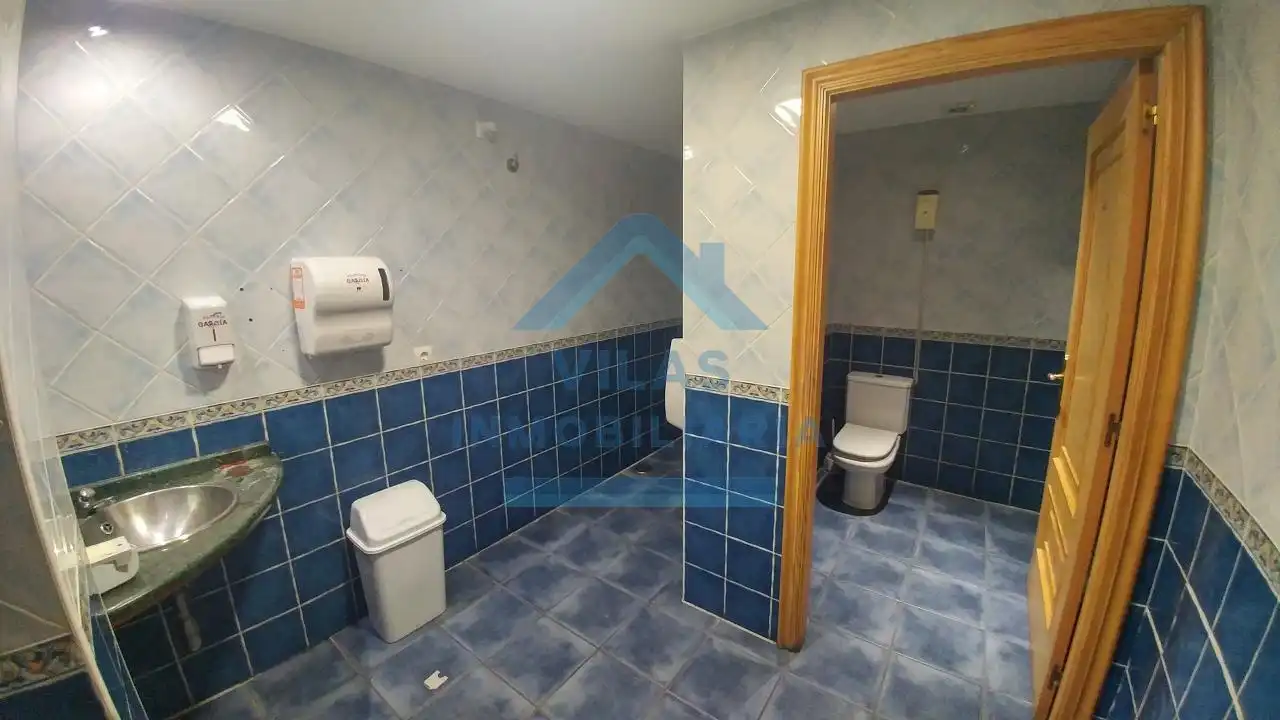 Bany de Local de lloguer en Ames amb Terrassa