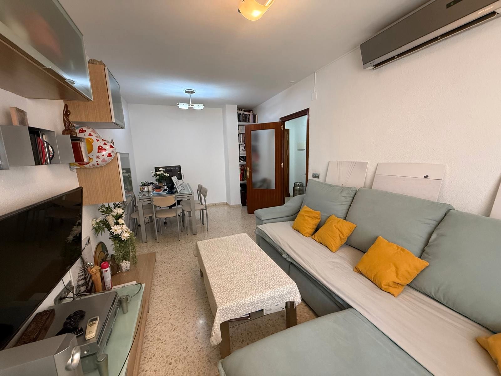 Sala de estar de Piso en venta en Dos Hermanas con Aire acondicionado, Calefacción y Amueblado