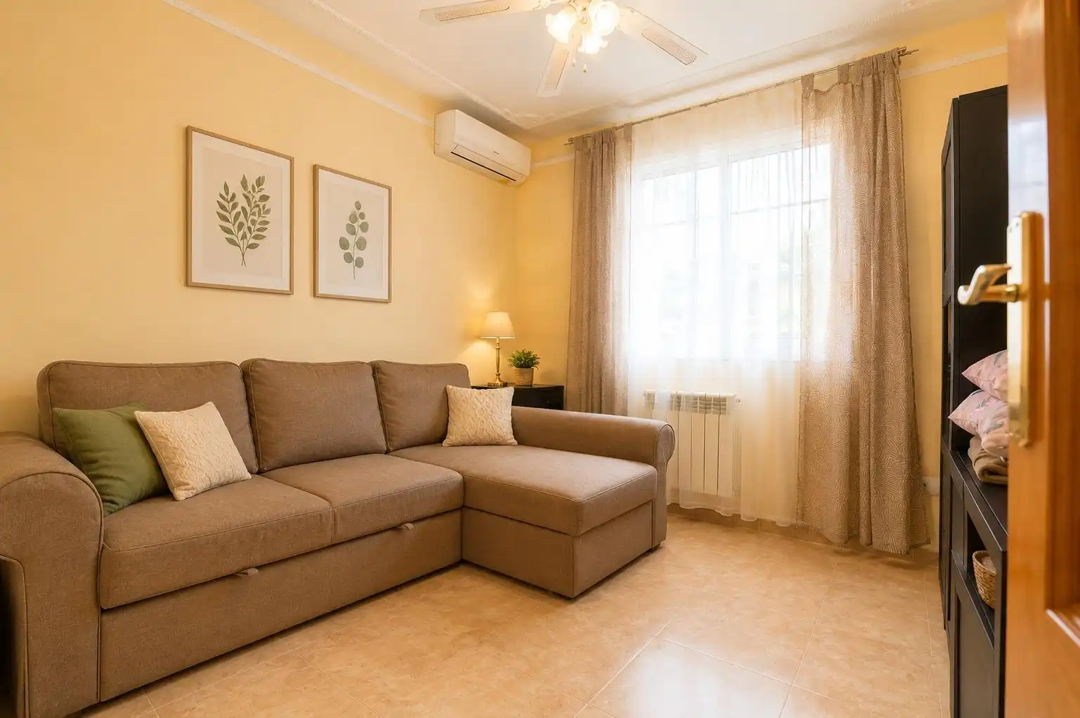 Sala d'estar de Casa o xalet en venda en Cambrils amb Aire condicionat, Calefacció i Jardí privat