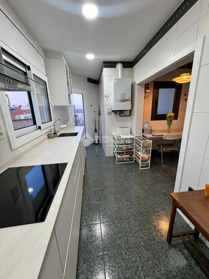 Cocina de Ático en venta en L'Hospitalet de Llobregat con Calefacción y Terraza