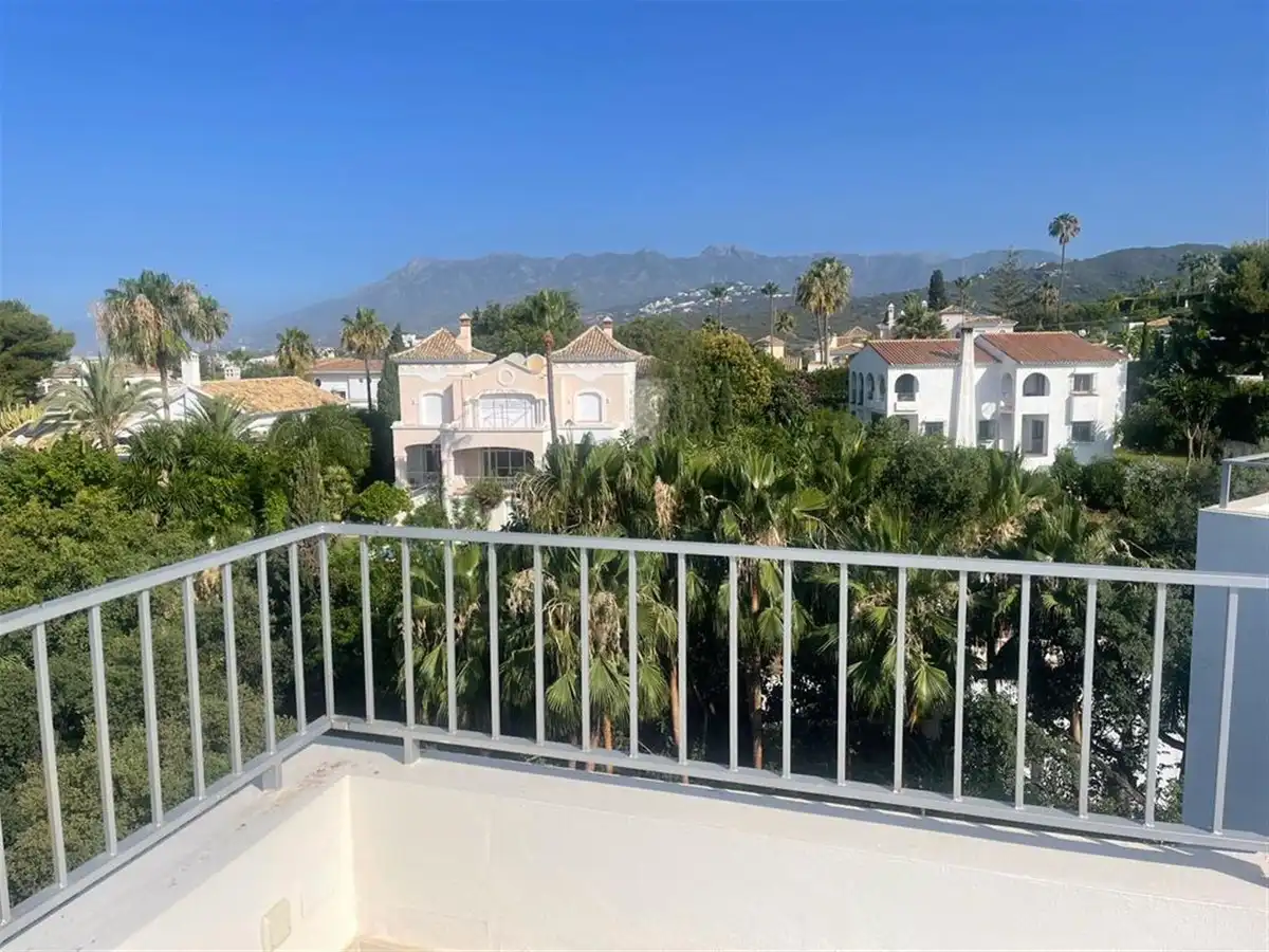 Vista exterior de Casa o xalet en venda en Marbella amb Aire condicionat, Calefacció i Jardí privat