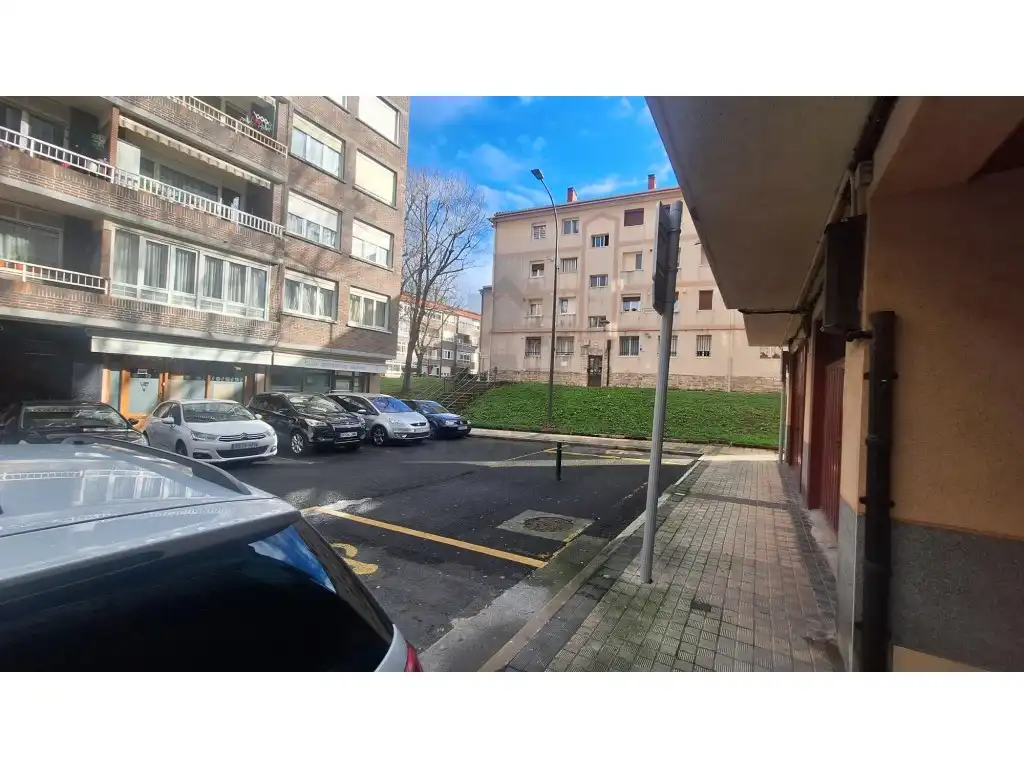 Vista exterior de Local en venta en Irun 