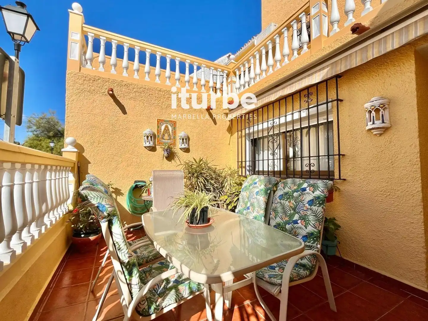 Vista exterior de Casa adosada en venta en Marbella con Aire acondicionado, Terraza y Horno