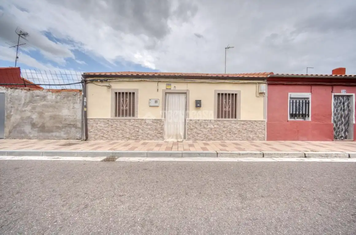 Vista exterior de Casa adosada en venda en Valladolid Capital amb Alarma