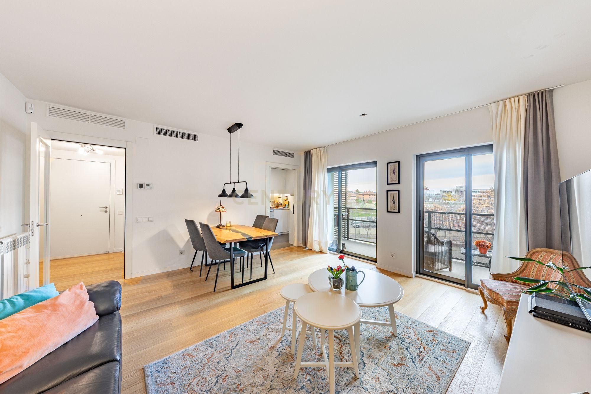 Sala d'estar de Apartament en venda en Sant Cugat del Vallès amb Aire condicionat, Jardí privat i Piscina