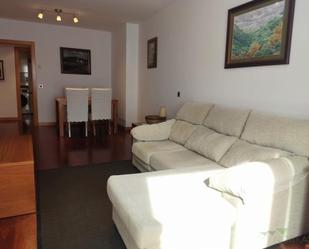 Sala d'estar de Apartament de lloguer en Oviedo  amb Calefacció i Moblat