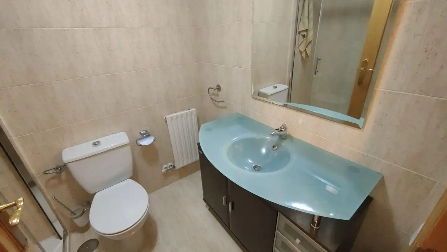 Baño de Piso de alquiler en Santiago de Compostela  con Calefacción, Trastero y Amueblado