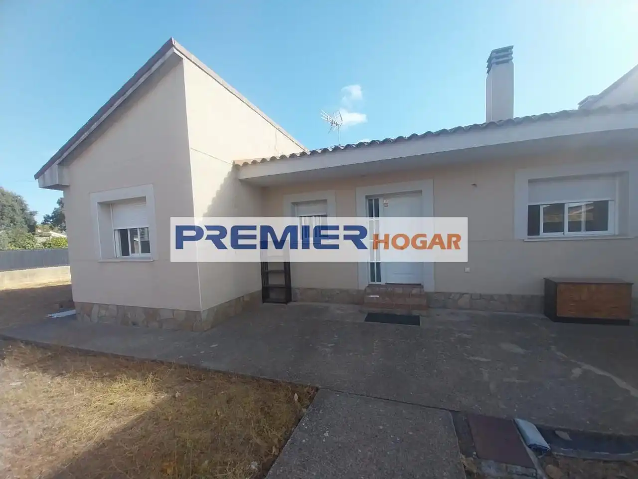 Vista exterior de Casa o xalet en venda en Nuevo Baztán amb Calefacció, Jardí privat i Piscina