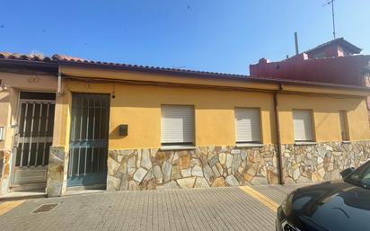 Exterior view of House or chalet for sale in San Andrés del Rabanedo  with Heating and Furnished