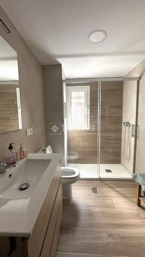 Bathroom of Flat for rent in Granada  with Heating and Balcony
