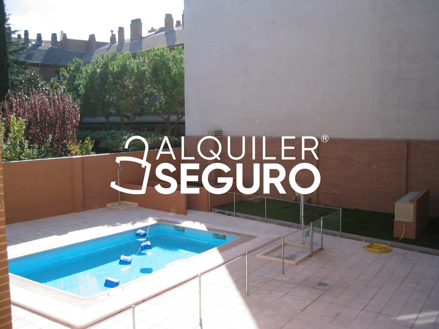 Swimming pool of Flat to rent in  Madrid Capital  with Air Conditioner, Heating and Storage room