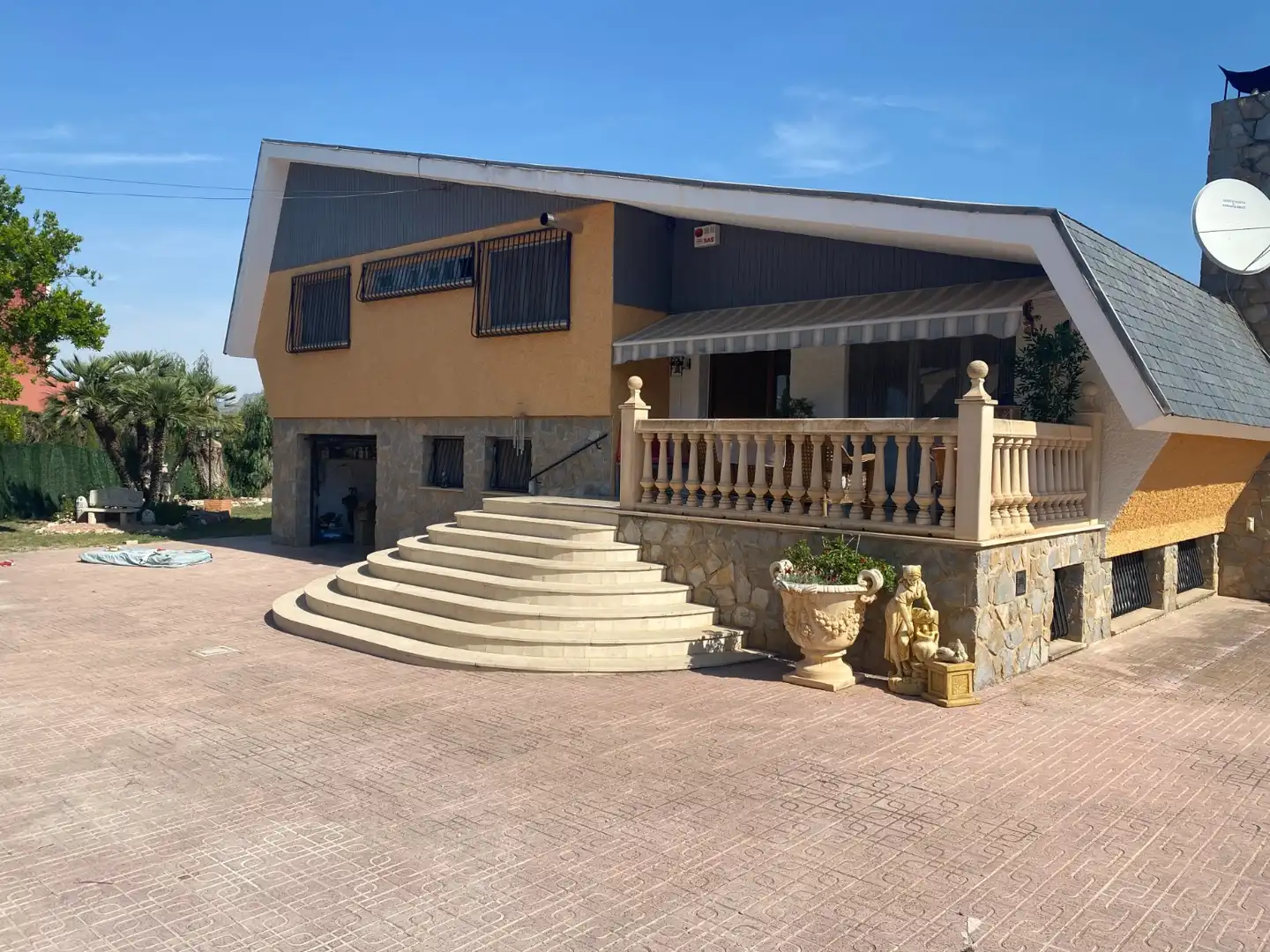 Vista exterior de Casa o xalet en venda en Petrer amb Aire condicionat, Terrassa i Piscina