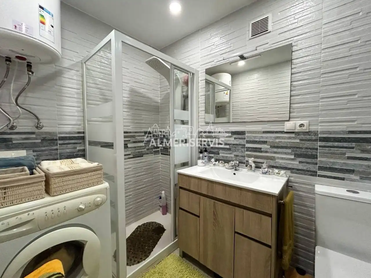 Baño de Piso en venta en Roquetas de Mar con Terraza y Amueblado