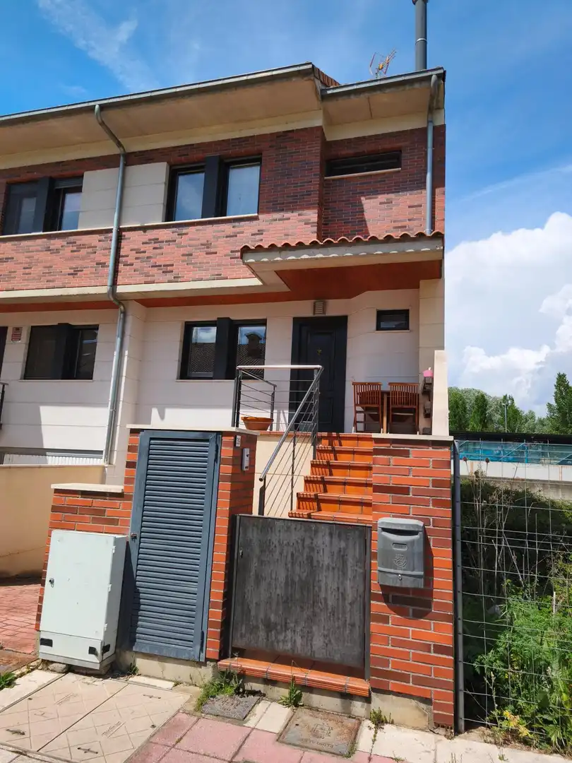 Vista exterior de Casa adosada en venta en San Andrés del Rabanedo con Calefacción