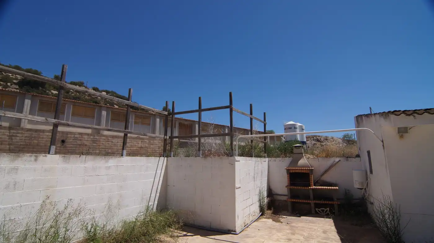 Garten von Fabrikhallen zum Verkauf in Els Omellons mit Heizung