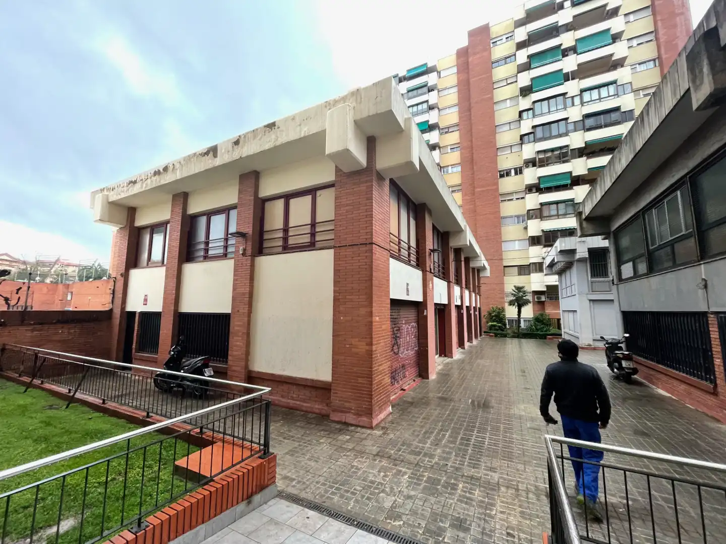 Vista exterior de Edificio en venta en Barcelona con Alarma