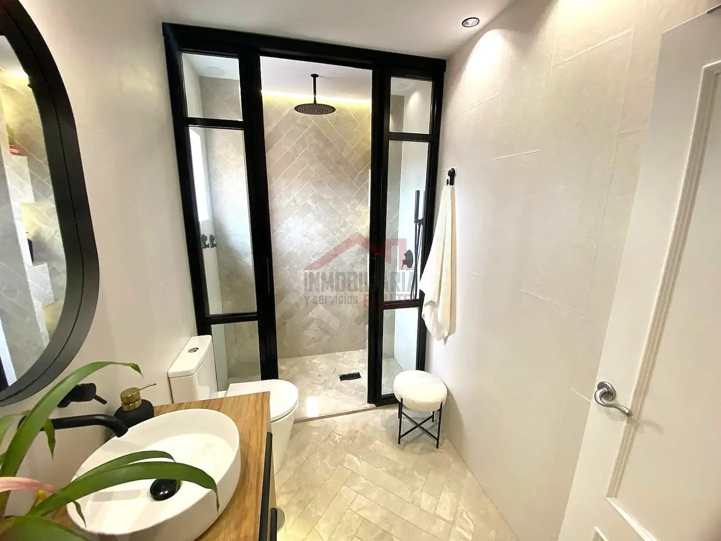 Badezimmer von Wohnung zum Verkauf in Elche / Elx mit Klimaanlage, Heizung und Ofen
