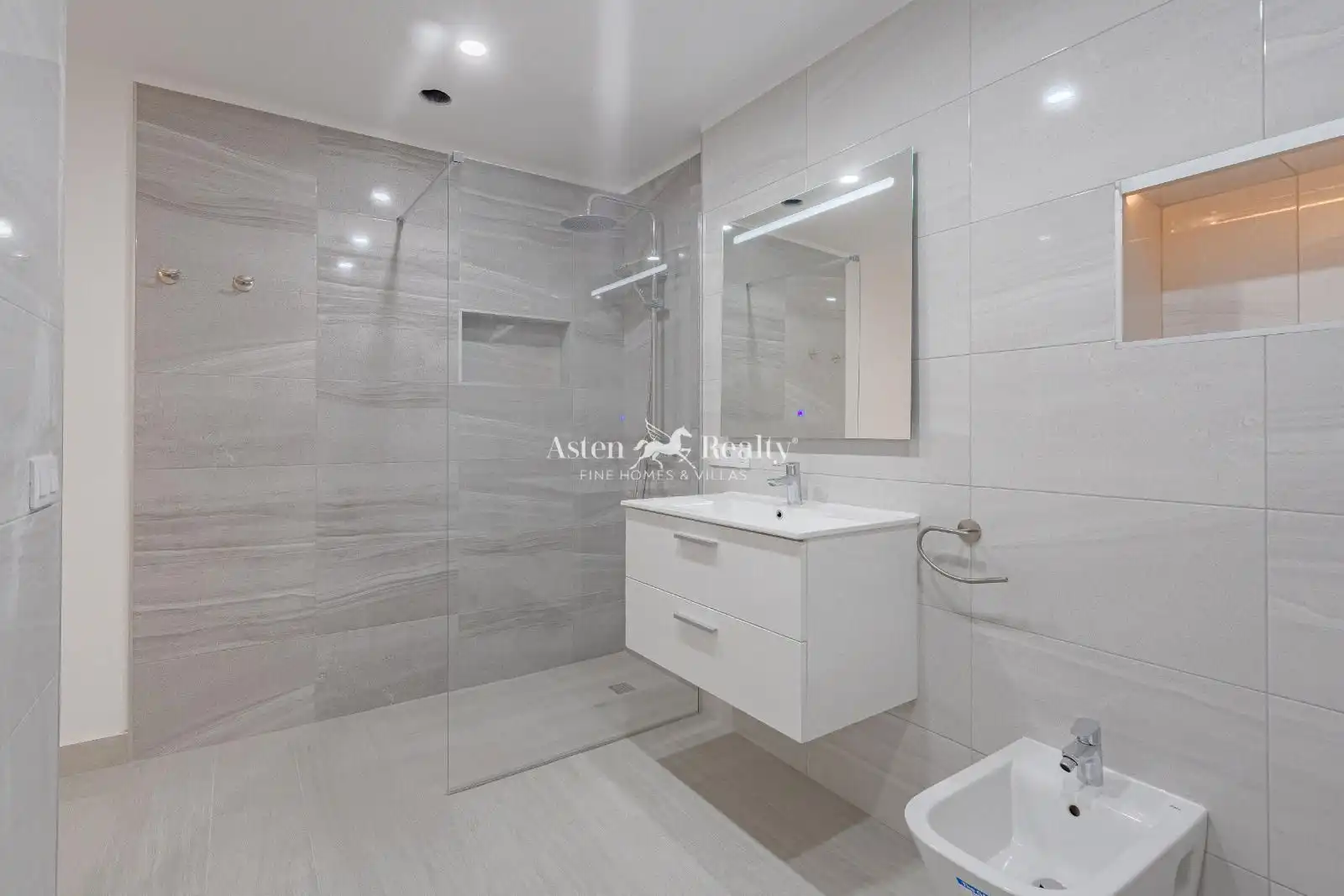 Baño de Piso en venta en Arona con Aire acondicionado, Parquet y Terraza