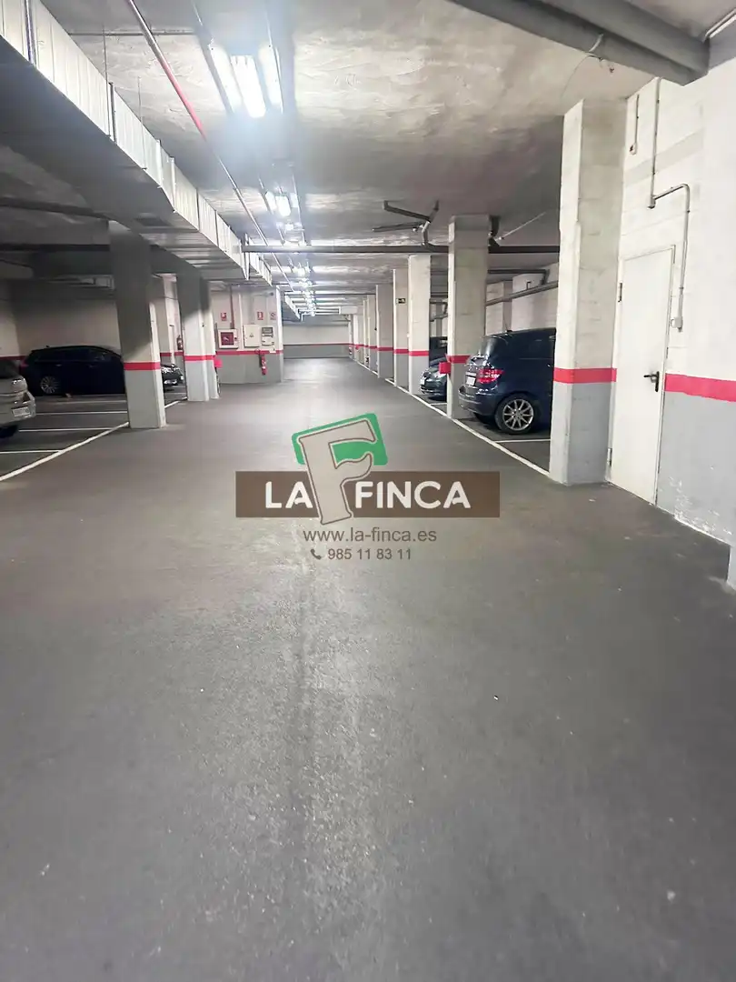 Aparcament de Pis en venda en Oviedo  amb Calefacció, Parquet i Traster