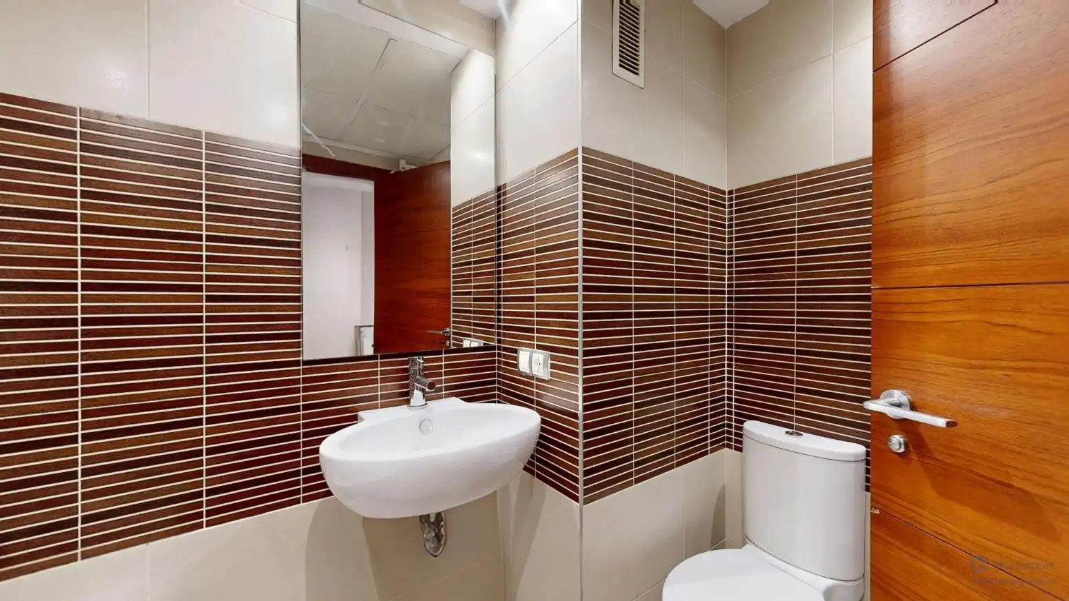 Bathroom of Flat for rent in Mislata  with Air Conditioner, Parquet flooring and Storage room