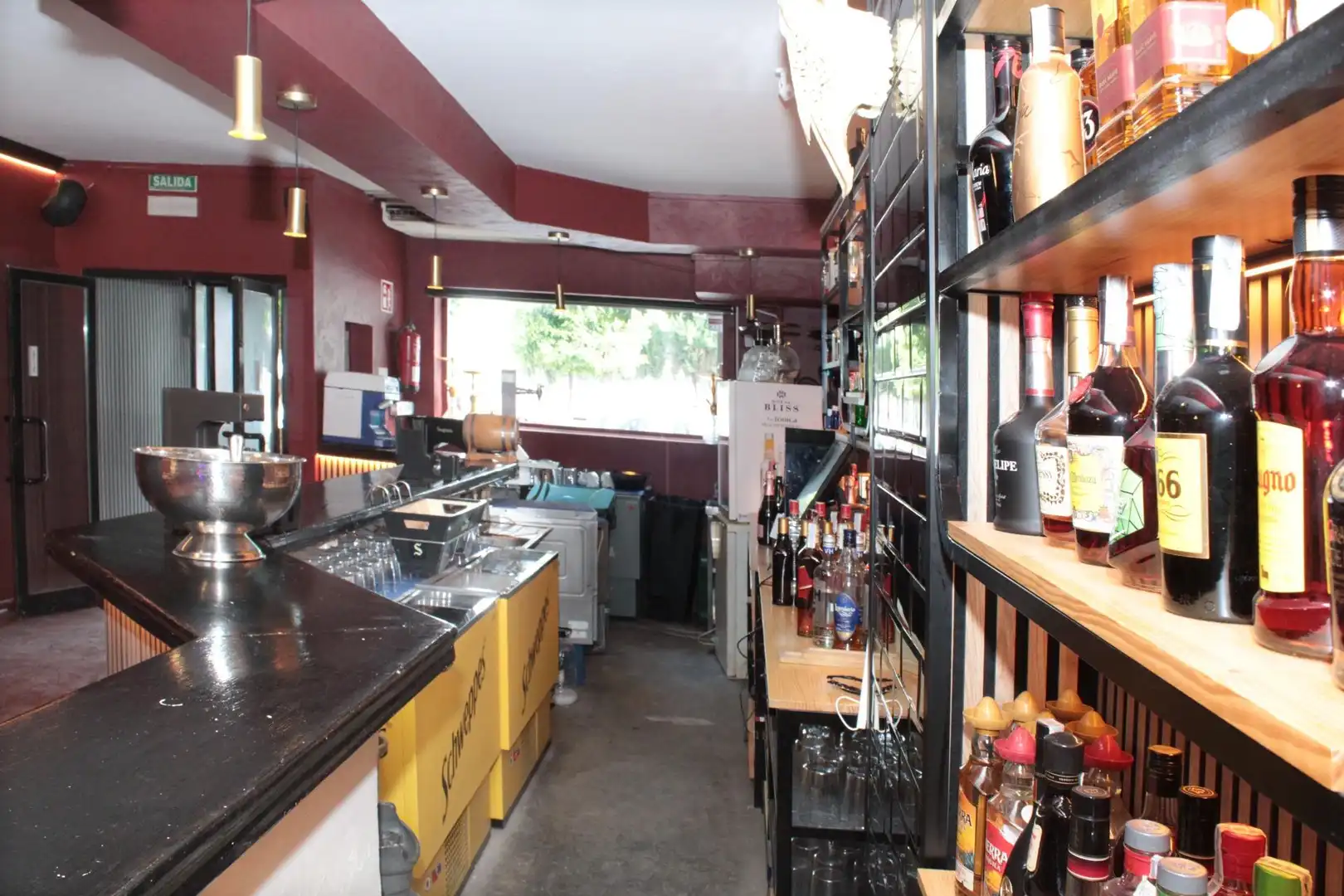 Commercial properties for rent in Calle Betis, Triana Casco Antiguo