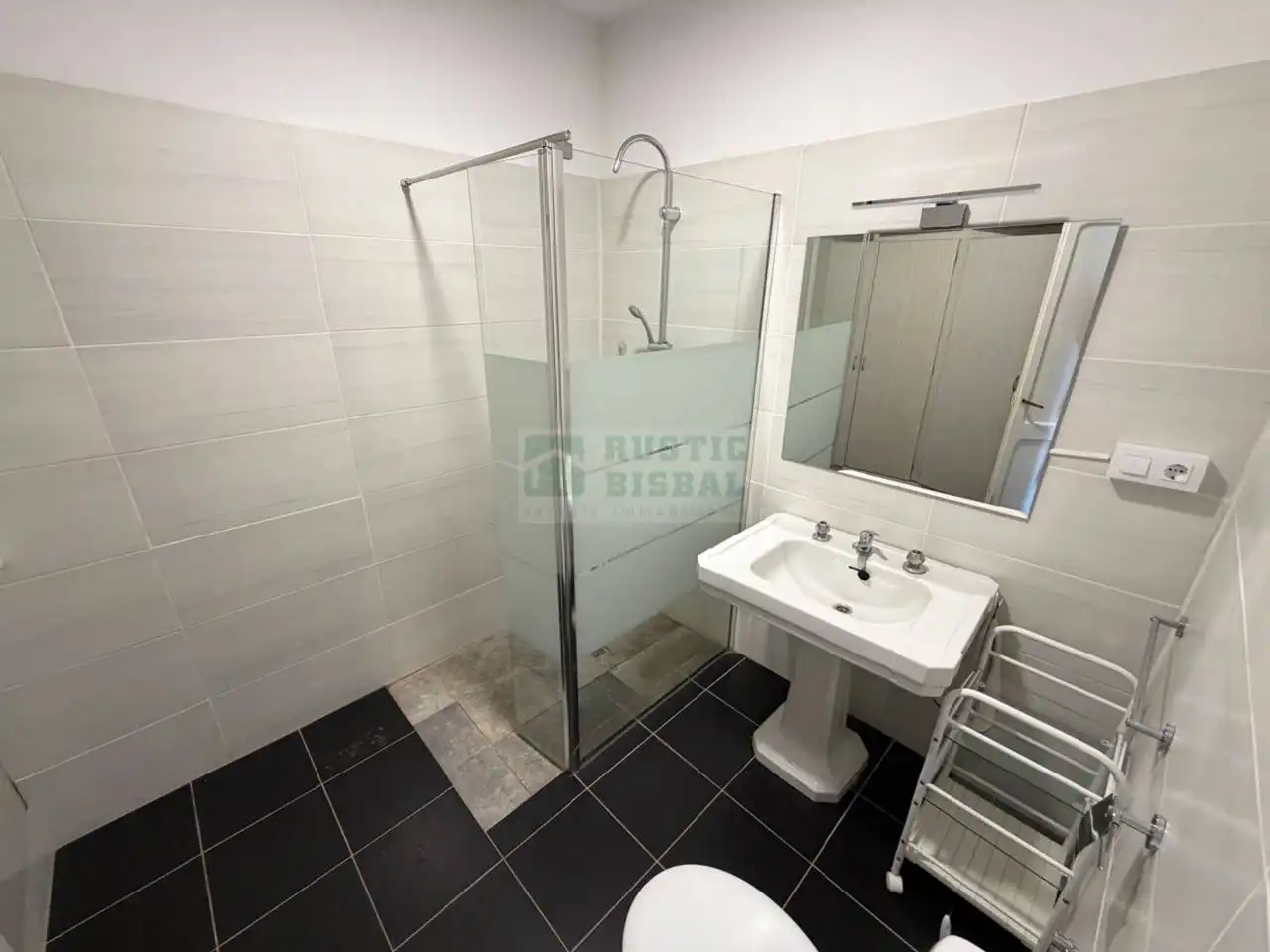 Baño de Finca rústica en venta en Figueres con Aire acondicionado, Calefacción y Jardín privado