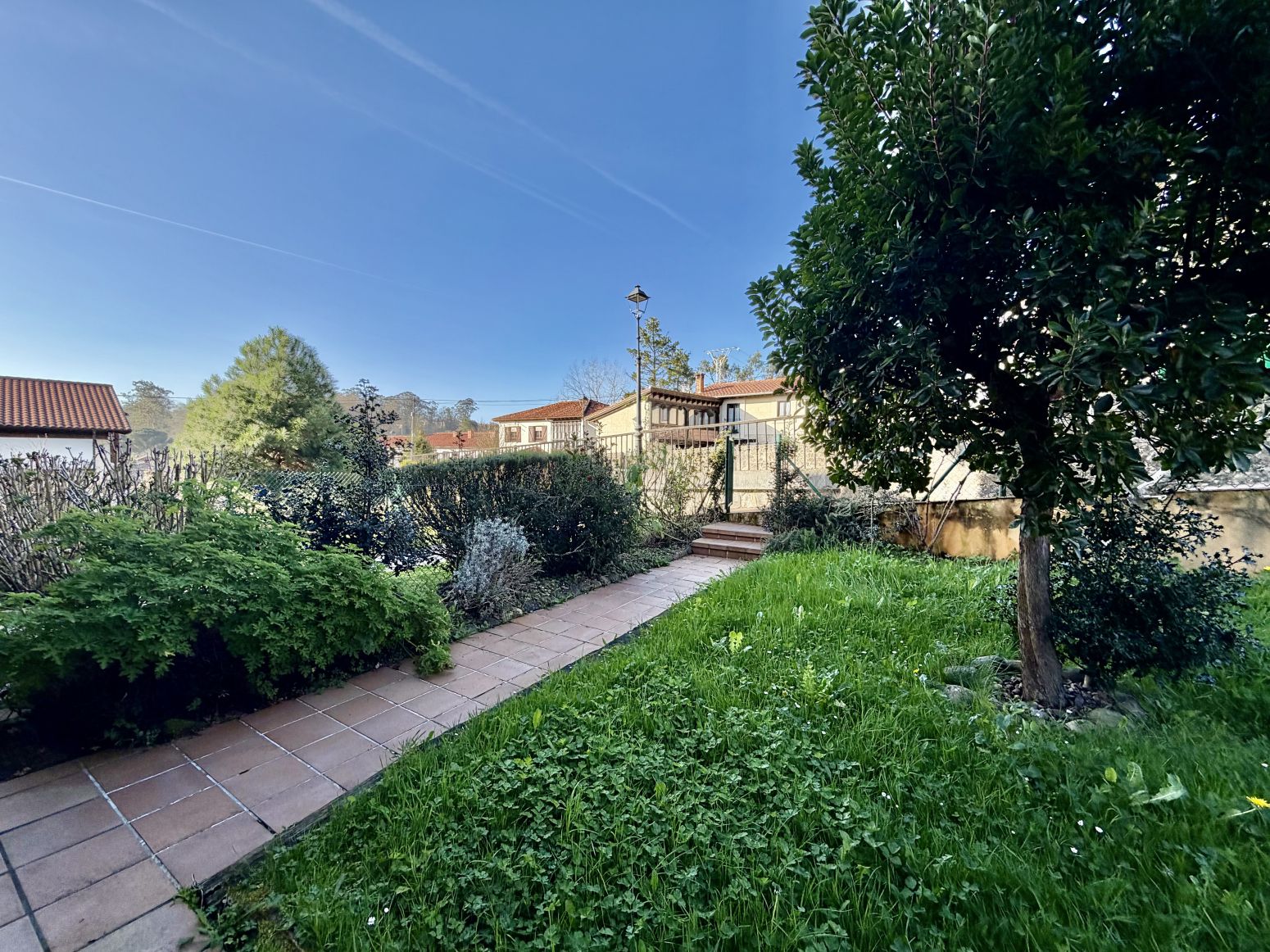 Jardí de Casa adosada en venda en Santillana del Mar amb Calefacció, Jardí privat i Moblat