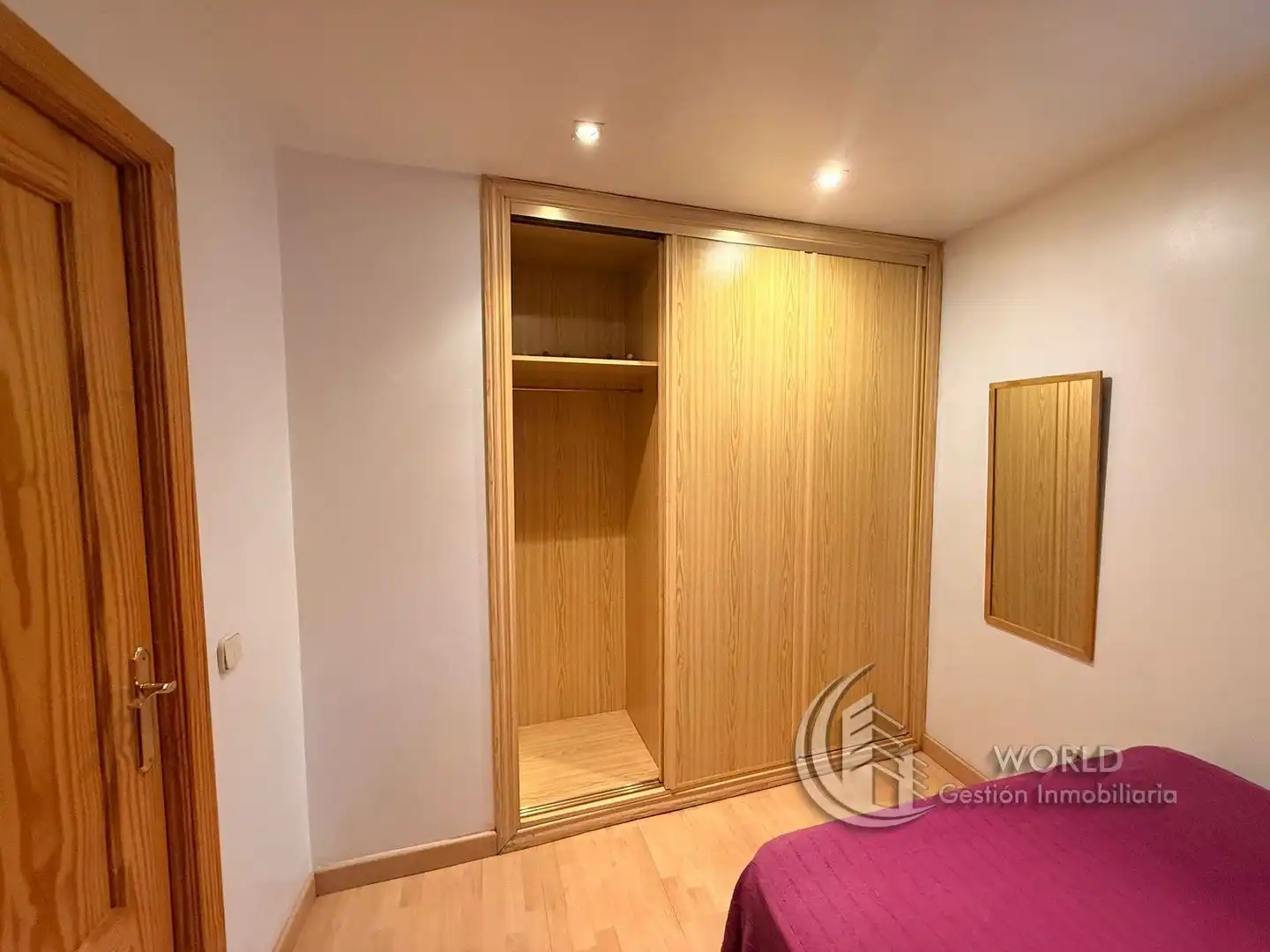 Dormitori de Apartament de lloguer en Madrid amb Calefacció, Moblat i Rentadora