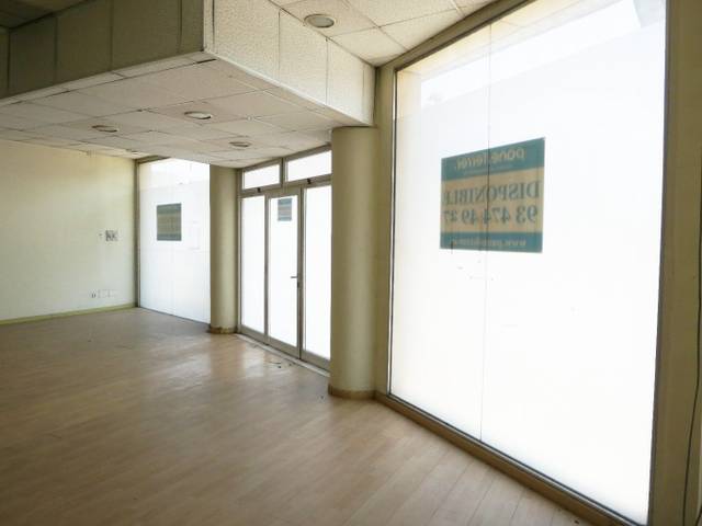 Local comercial en Alquiler en Carrer Esteve Terrades en Can Bassa