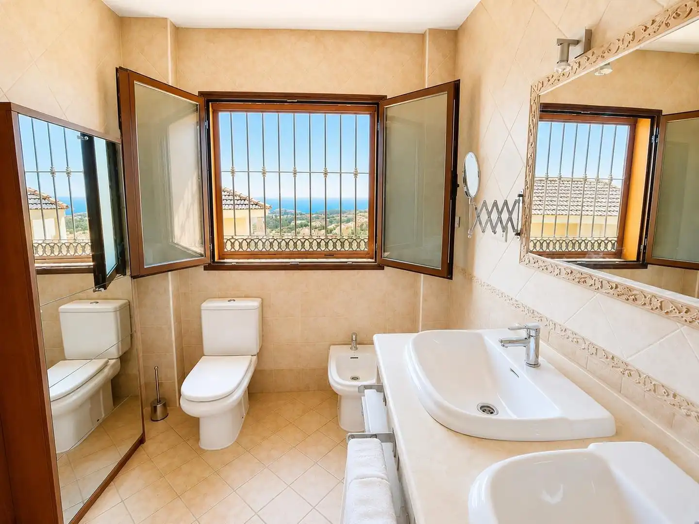 Badezimmer von Haus oder Chalet zum Verkauf in Benalmádena mit Klimaanlage, Heizung und Privatgarten
