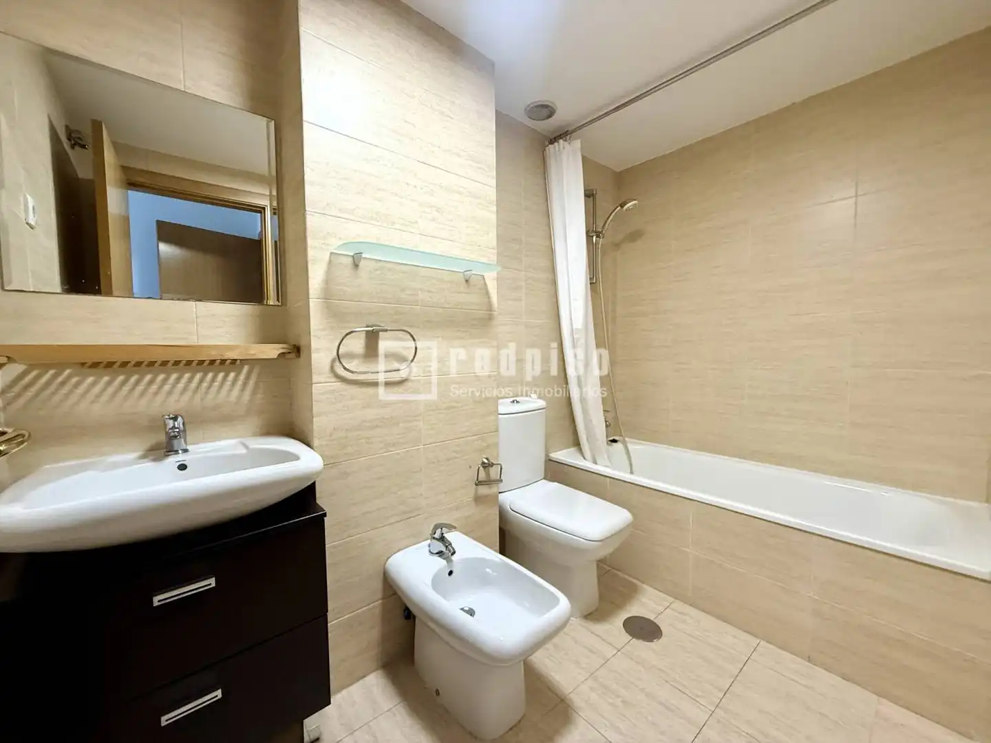 Baño de Piso de alquiler en Madrid con Aire acondicionado, Calefacción y Jardín privado