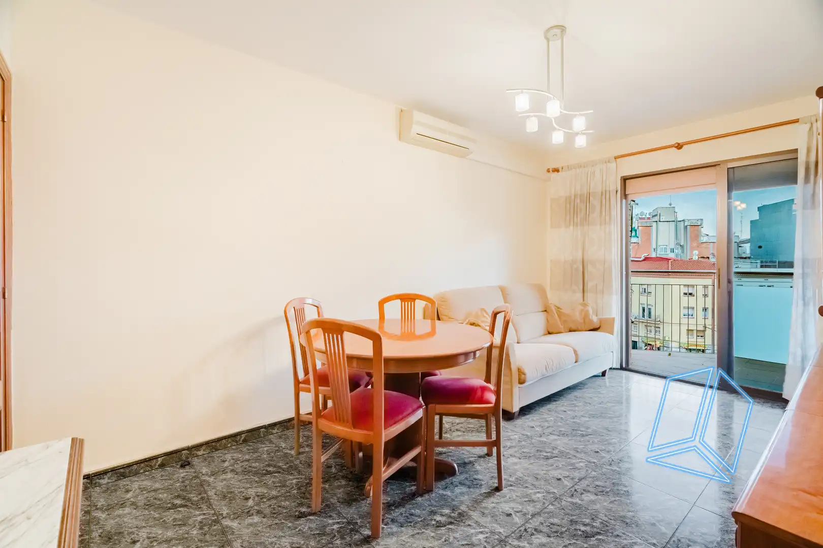 Comedor de Piso en venta en L'Hospitalet de Llobregat con Balcón