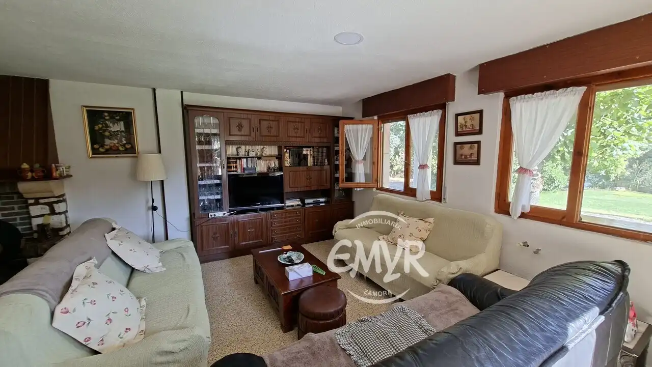 Sala d'estar de Casa o xalet en venda en Zamora Capital  amb Calefacció, Jardí privat i Parquet