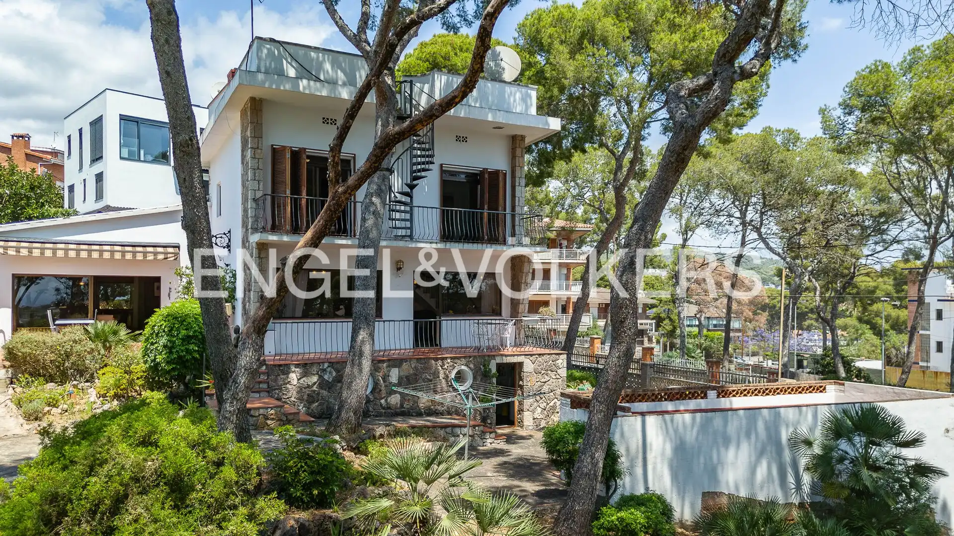 Vista exterior de Casa o xalet en venda en Castelldefels amb Calefacció, Jardí privat i Terrassa