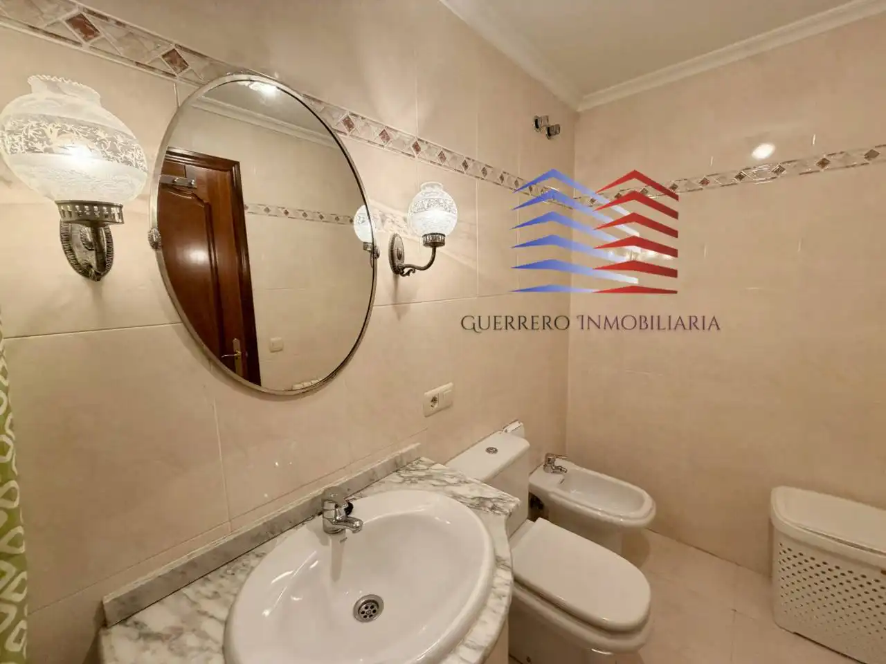 Baño de Apartamento de alquiler en Ourense Capital  con Calefacción, Parquet y Trastero