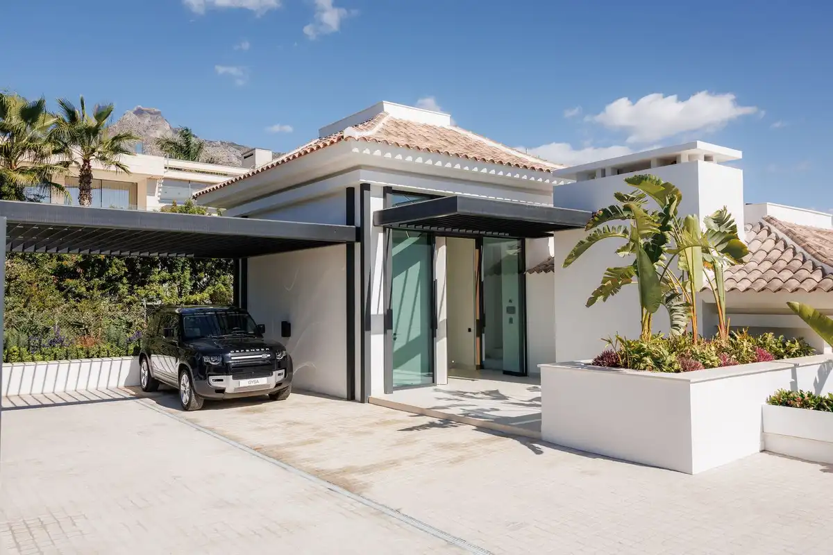 Vista exterior de Casa o xalet en venda en Marbella amb Aire condicionat, Jardí privat i Terrassa