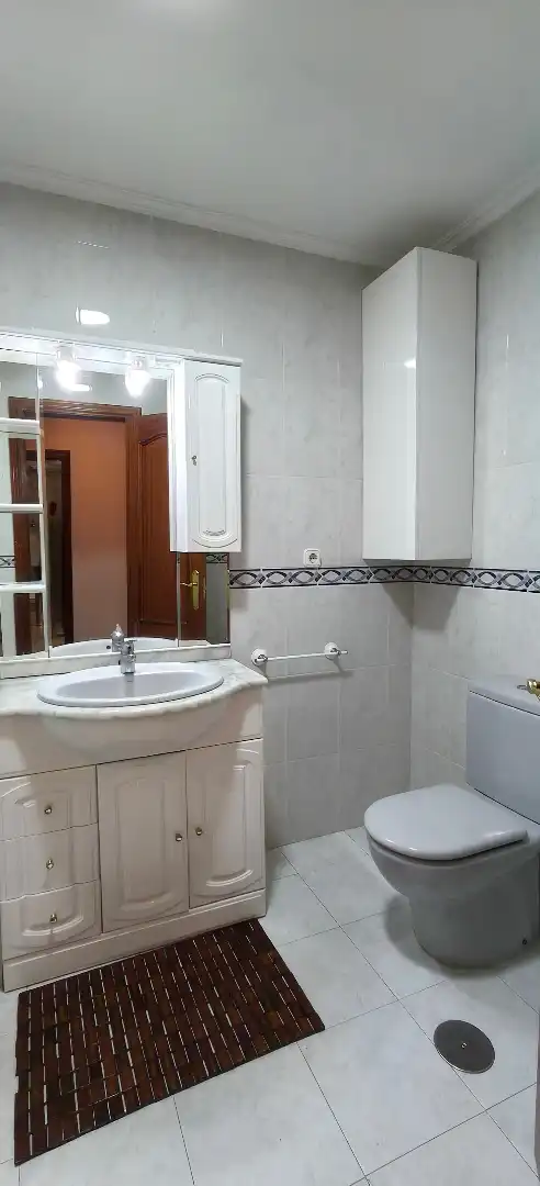 Bany de Pis en venda en Cedeira amb Calefacció, Parquet i Traster
