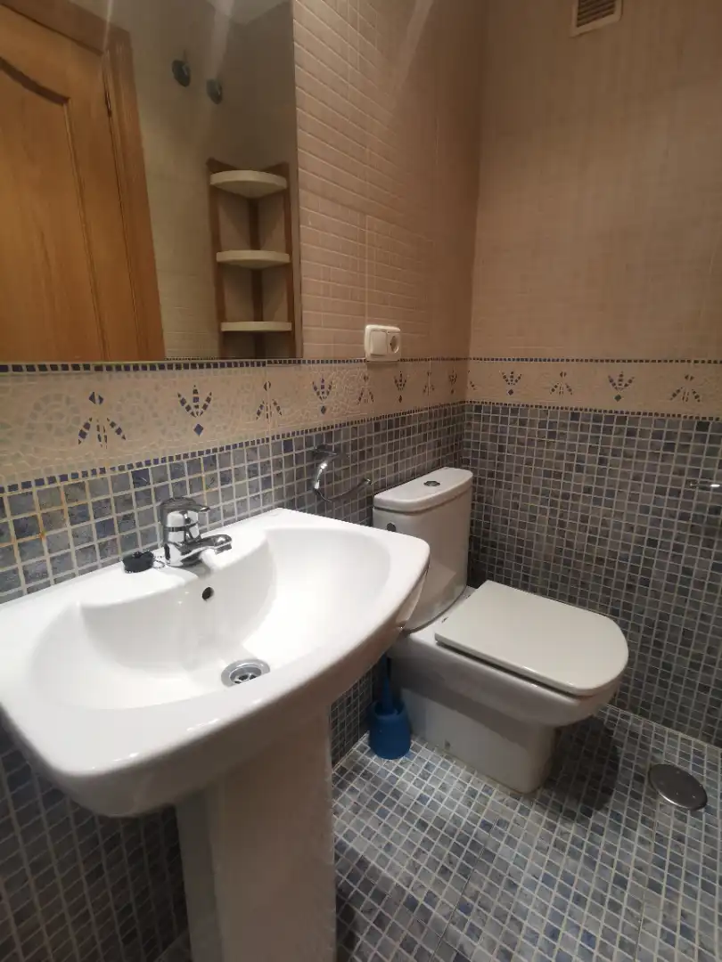 Badezimmer von Wohnung zum Verkauf in Salamanca mit Heizung, Parkett und Ofen