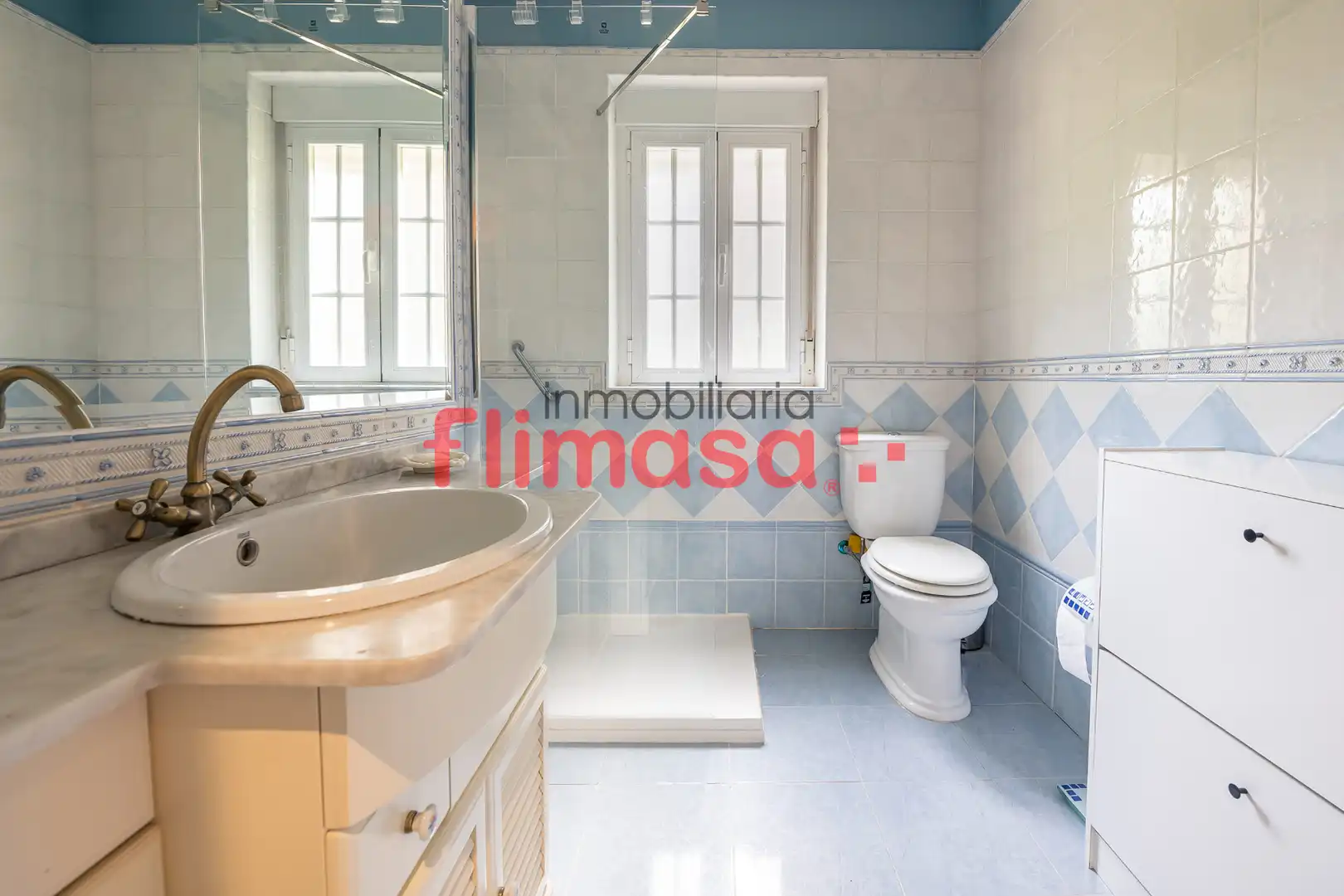 Bathroom of Houses for sale in Villaviciosa de Odón  with Air Conditioner, Heating and Private garden
