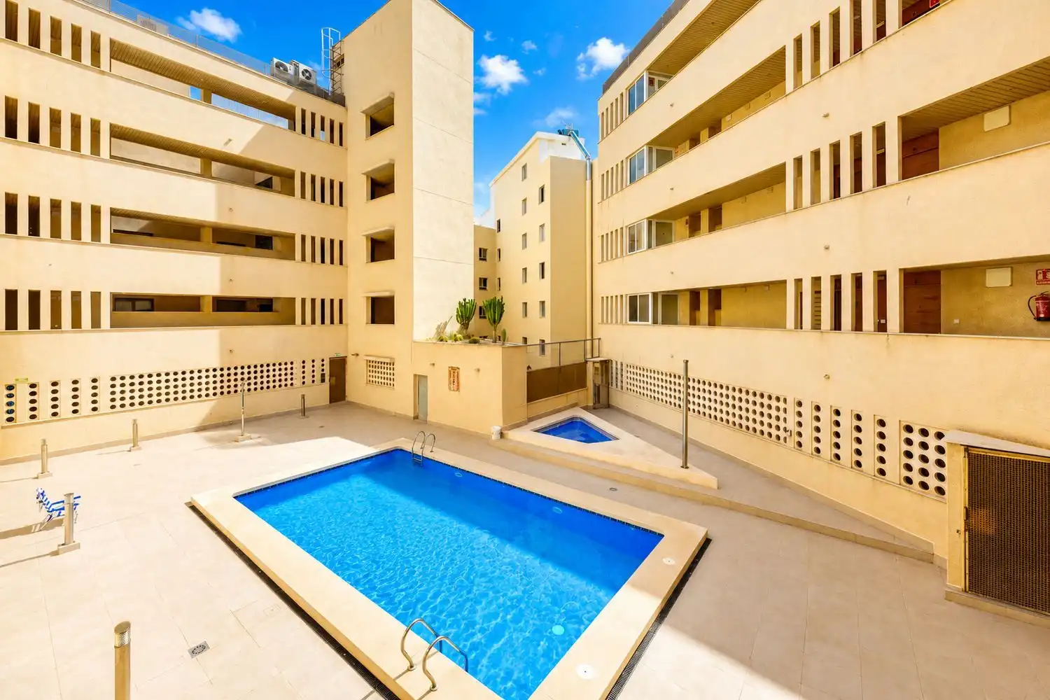 Piscina de Ático en venta en Torrevieja con Aire acondicionado, Terraza y Amueblado