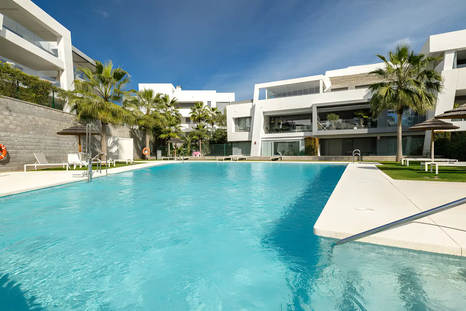 Piscina de Apartament en venda en Estepona amb Aire condicionat, Jardí privat i Terrassa