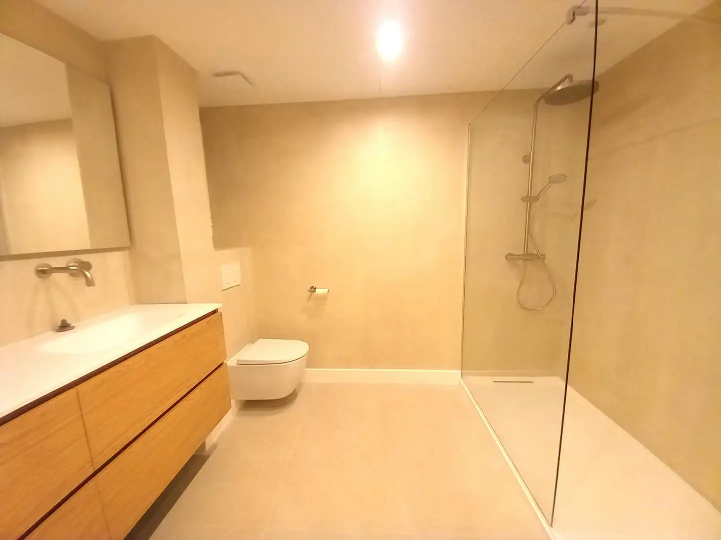 Badezimmer von Wohnung zur Miete in Barcelona mit Klimaanlage, Heizung und Terrasse