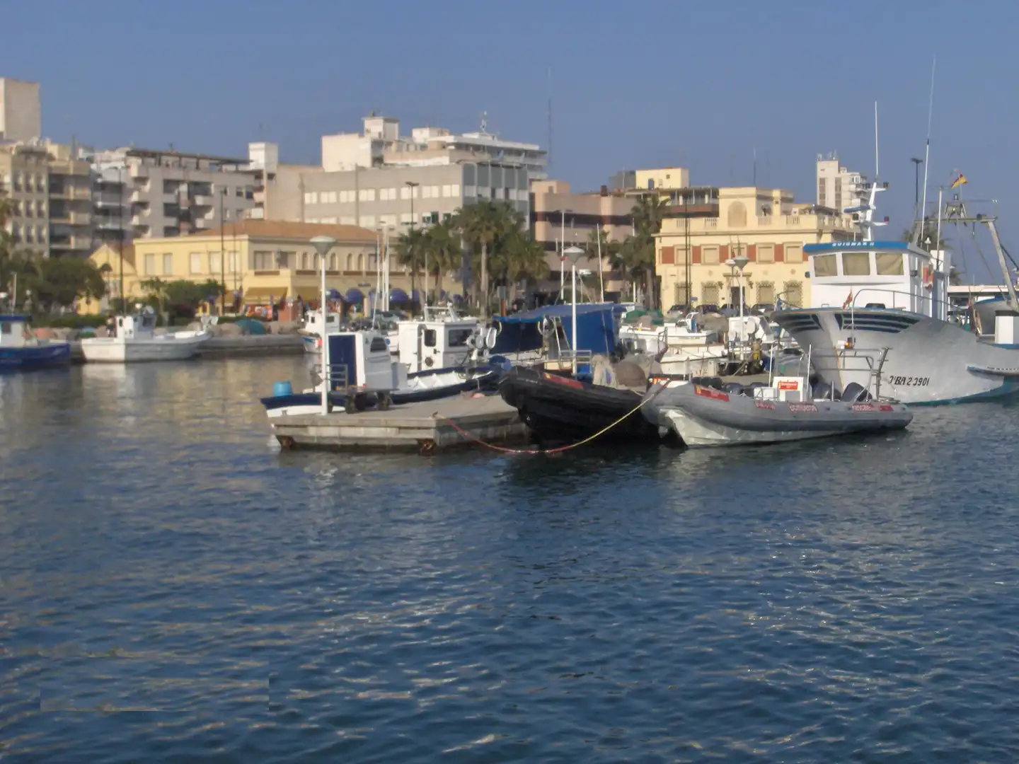 Außenansicht von Wohnungen zur Miete in Santa Pola mit Privatgarten, Terrasse und Möbliert
