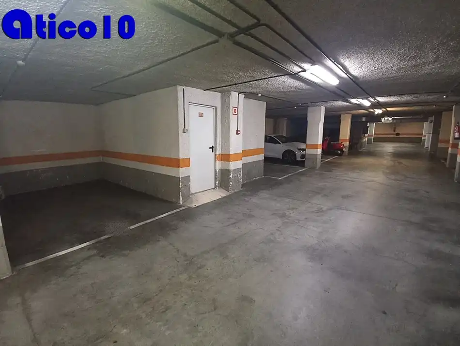 Aparcament de Àtic en venda en Oviedo  amb Calefacció, Jardí privat i Parquet